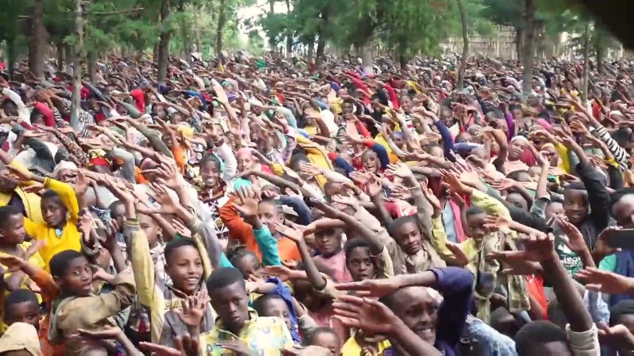 እግዝአብሐር  አልፎ  ይሰራል