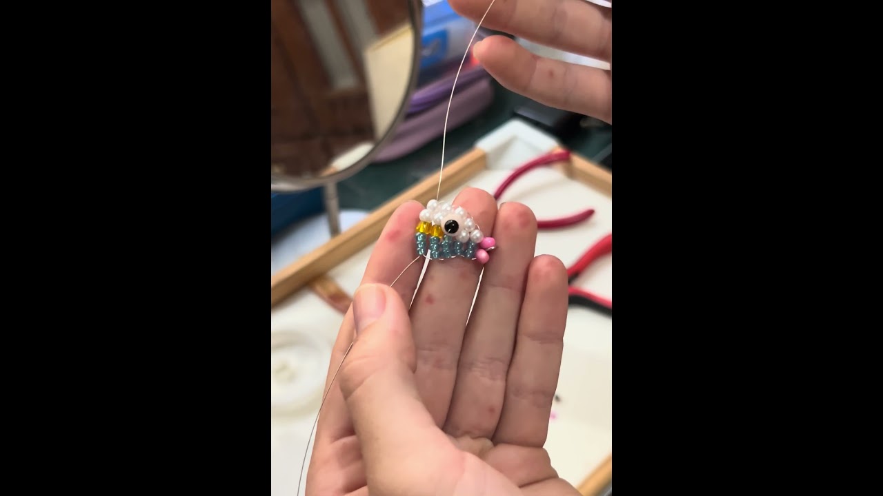 Fish keychain🐟 #beaded fish tutorial #beaded tutorial