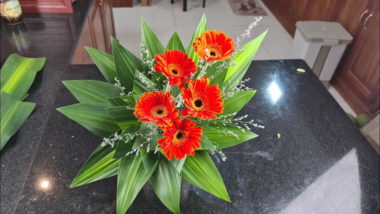 Cắm hoa bàn thờ - Cắm bình hoa đồng tiền đơn giản và chi tiết nhất ❤