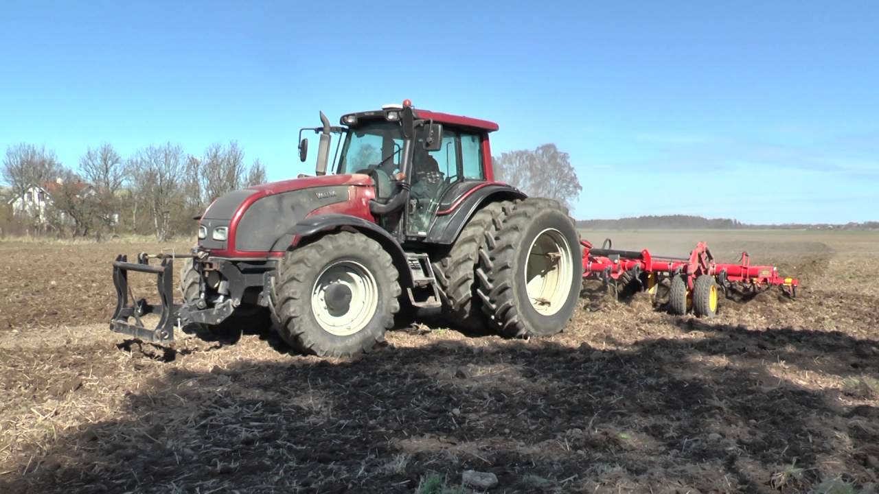 Valtra tractor with a Väderstad Swift 720 cultivator in Roma on Gotland April 2016