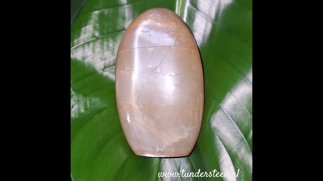 Moonstone crystal with amazing flash #edelstenen #crystals #tundersteen #moonstone