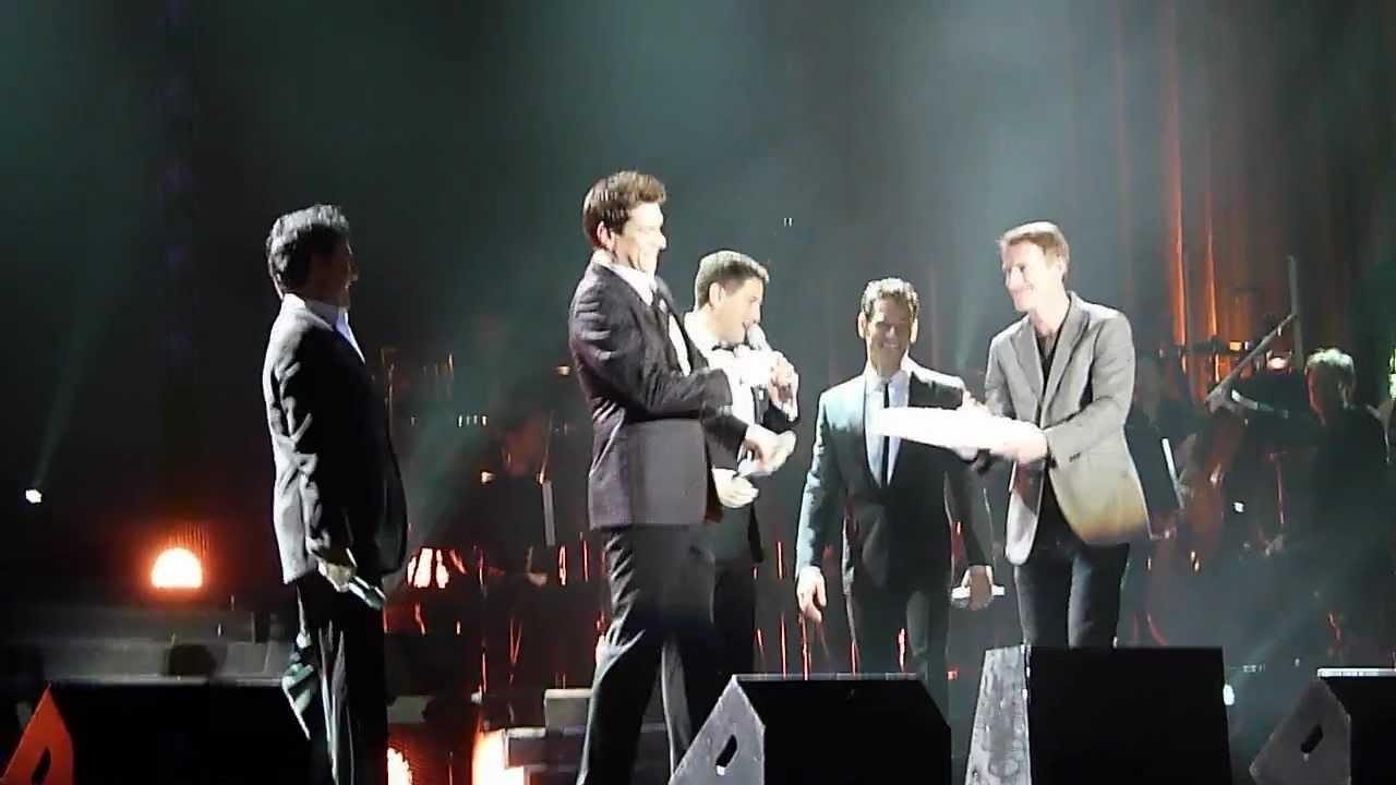 IL DIVO & audience singing Happy Birthday to David Miller at Birmingham 14.04.12.