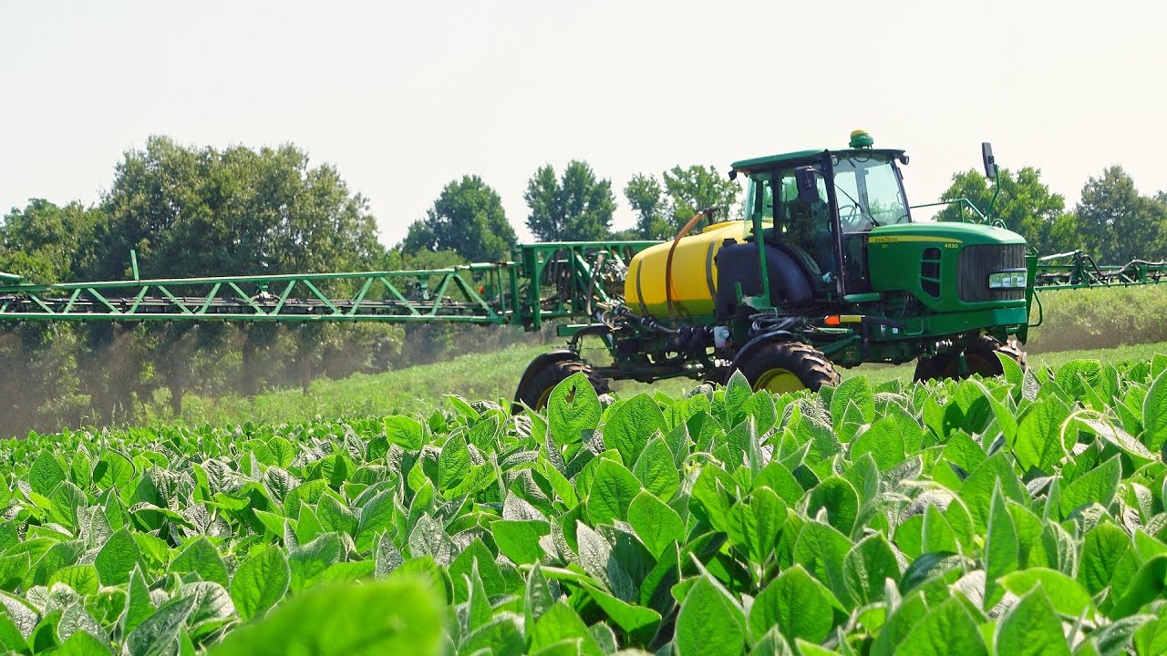 «Прополоть, подкормить и защитить»: опрыскиватель John Deere 4630