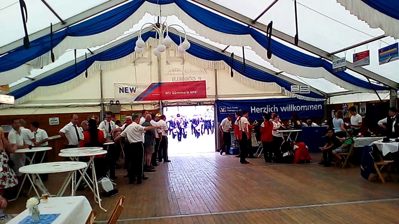 Einmarsch verschiedener Vereine in Schalbruch