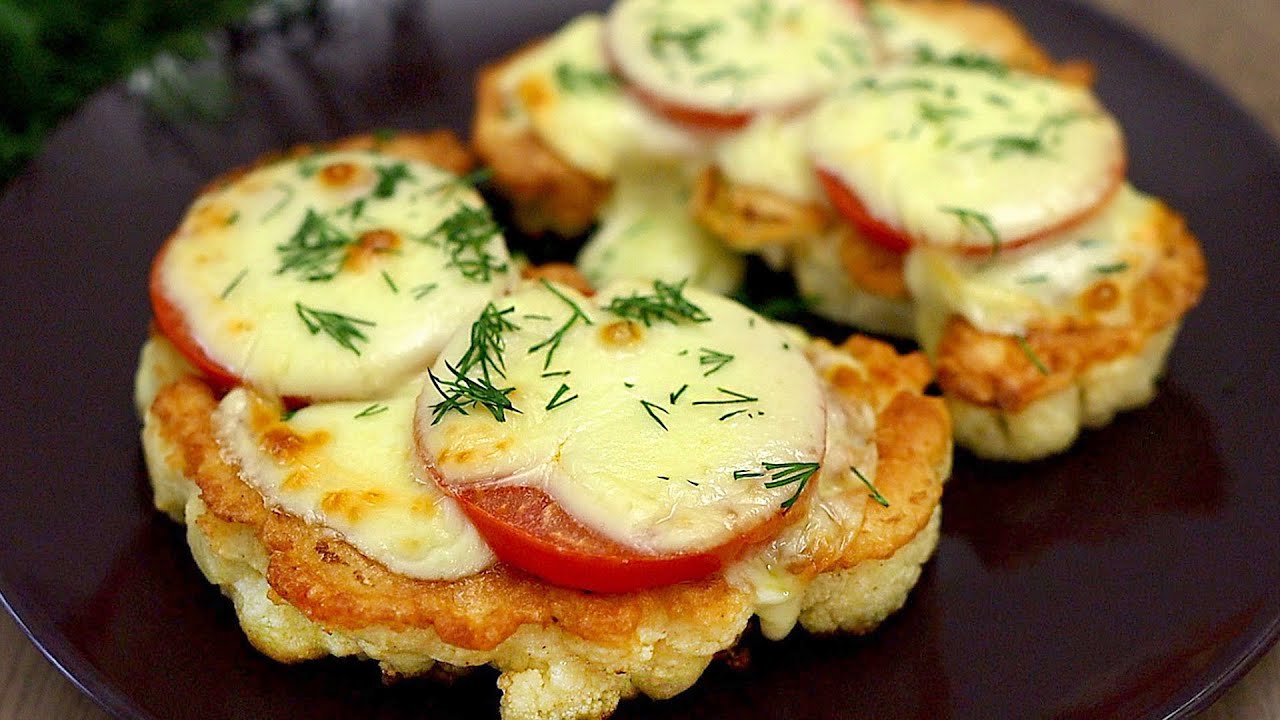 Blumenkohlsteak mit Tomaten und Käse. Einfaches und leckeres Rezept!