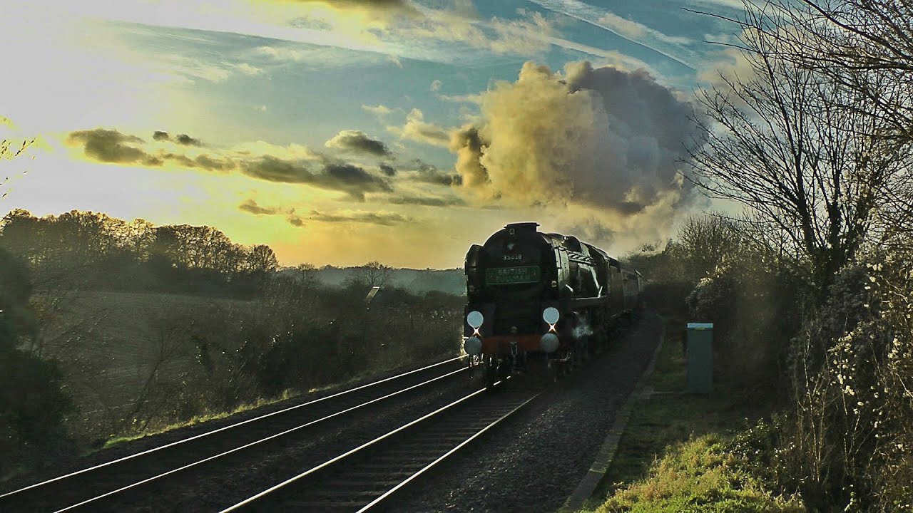 35028 gallops up Gomshall Bank - The Surrey Hills VSOE - 20/12/14