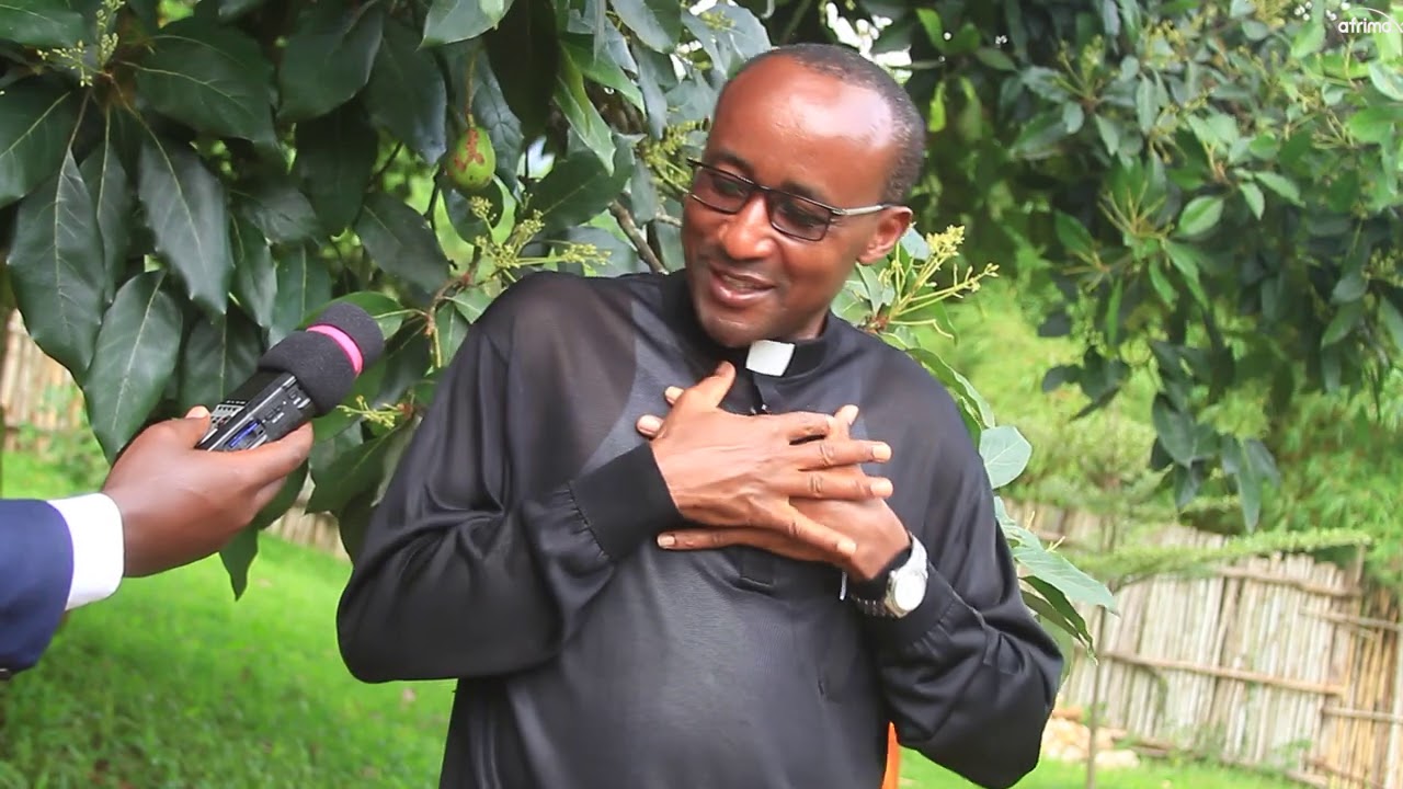 Musenyeri ukina umupira aradusekeje cyane | Papa wi ROMA  ampitamo nagize ubwoba