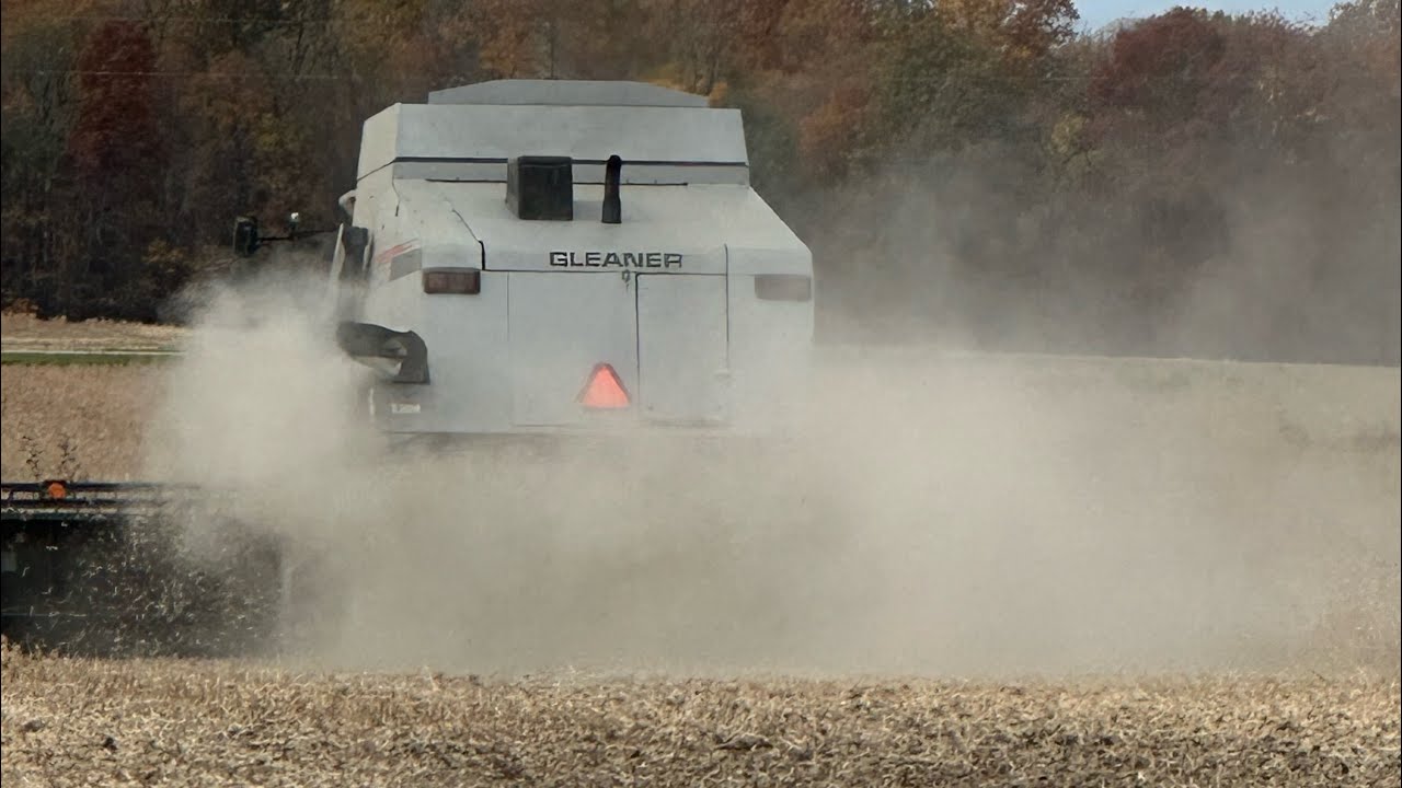 023 Soybean Harvest: Gleaner R52, Chevy 2500 Hauling, and Combine Repairs in Action