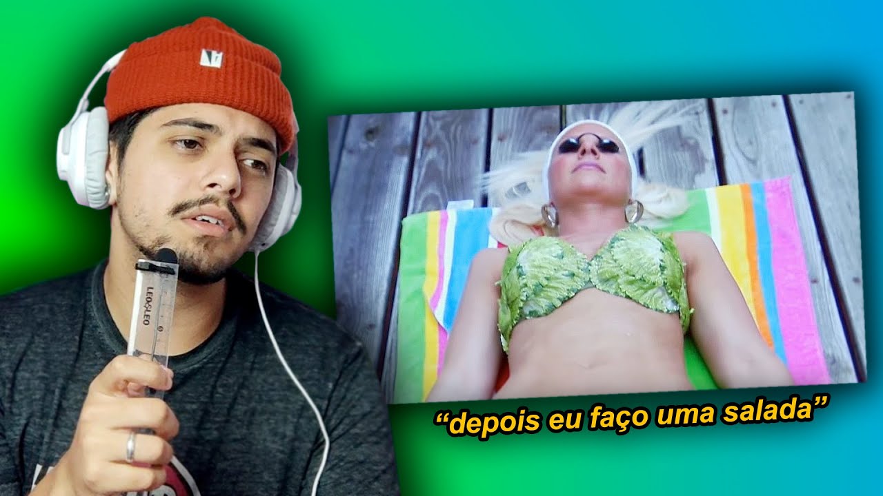 Muquirana usa alface como biquíni (e depois come)