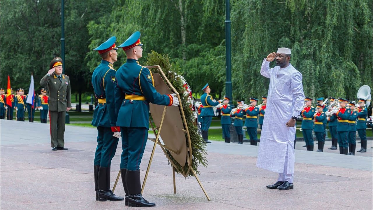Le Président de la Transition rend hommage au Soldat inconnu à Moscou