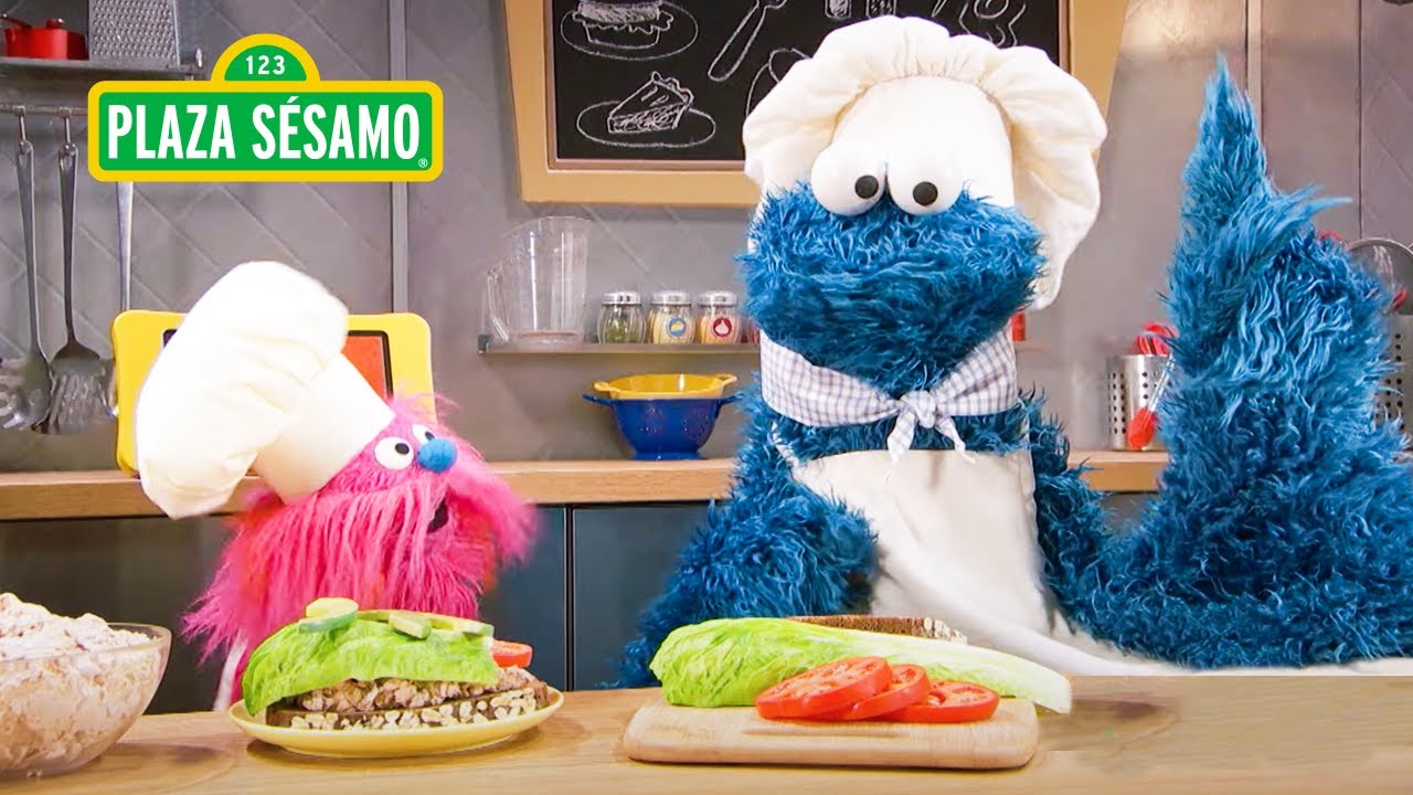 Plaza Sésamo: Comegalletas y Gonger están listos para preparar un sandwich de atún.