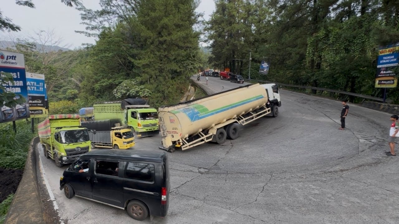 Supir Dump Truck Hino Mengamuk, Pukul Mundur Penerobos di Tanjakan Sitinjau Lauik
