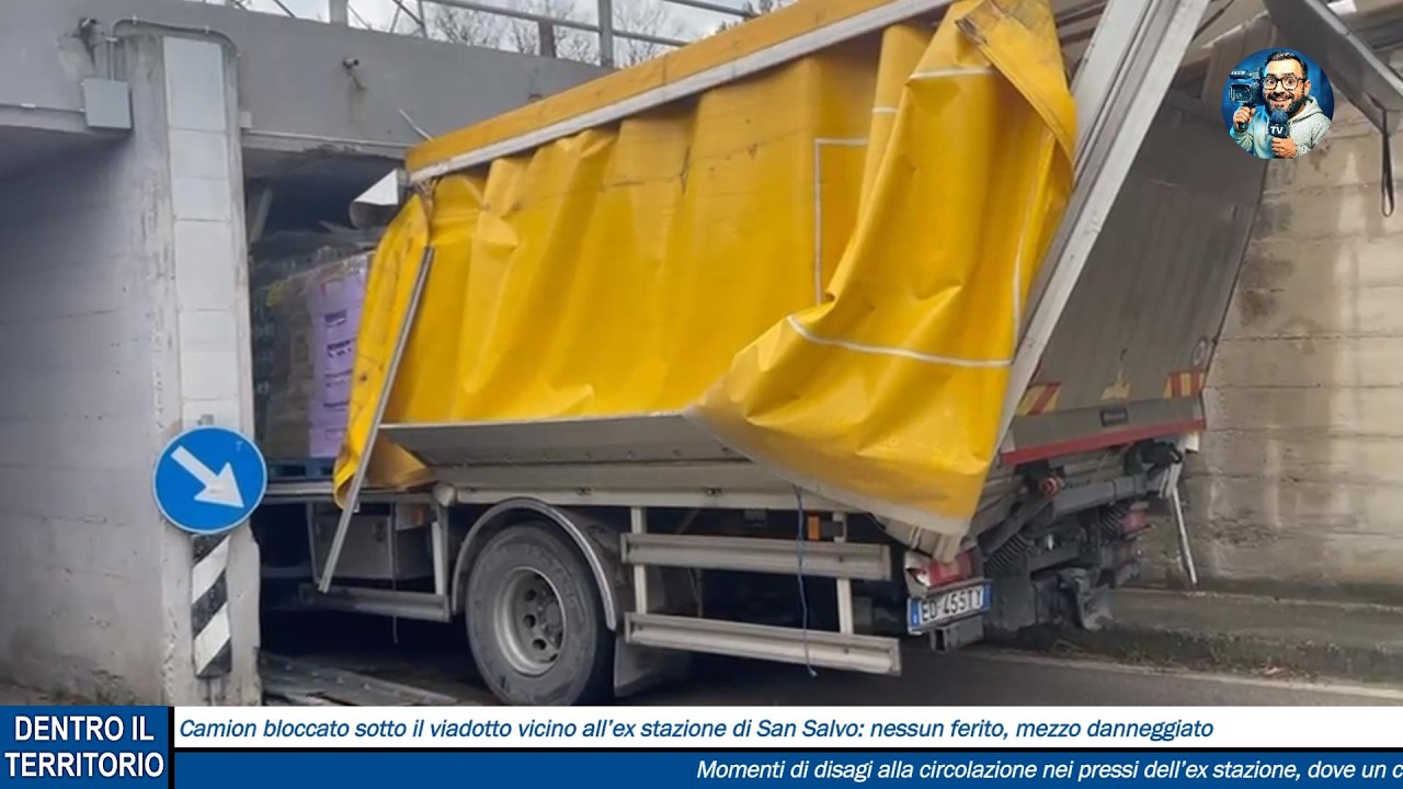 Camion bloccato sotto il viadotto vicino all’ex stazione: nessun ferito, mezzo danneggiato