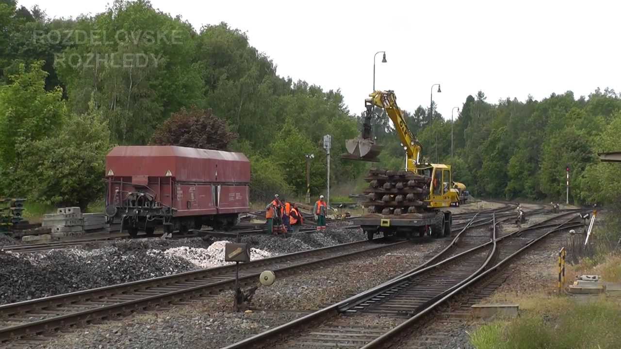 Likvidace následků vykolejení nákladního vlaku na nádraží Kladno