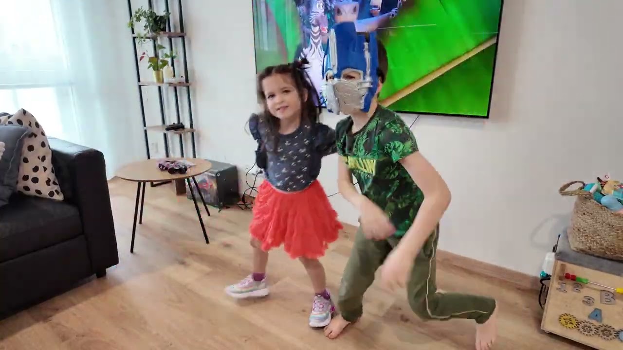 Наташа та Саша танцюють під “I Like to Move It” 💃🕺