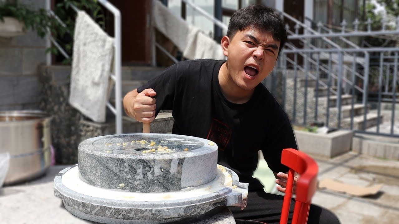 小伙买了台手工“石磨机”做豆腐，原来制作5毛钱的豆腐都这么难
