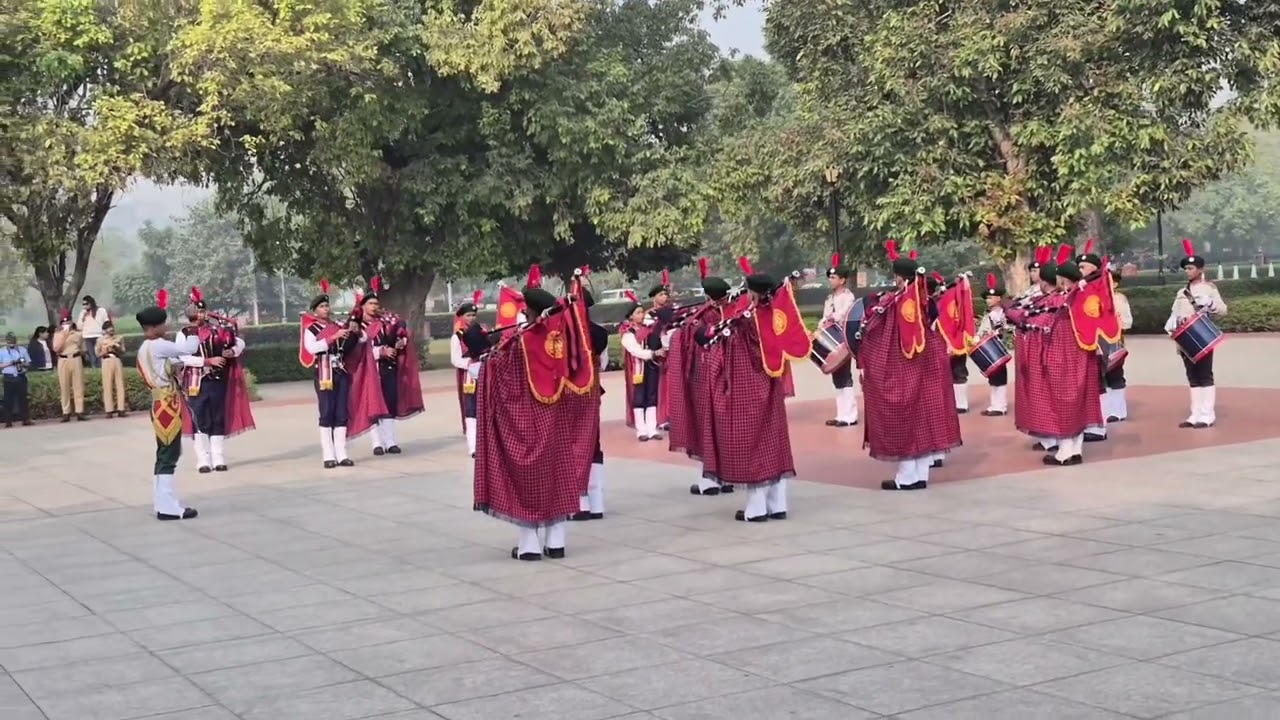 Bagpipes ki goonj aur shahidon ko salaam. National War Memorial par bacchon ki ek nanhin koshish.