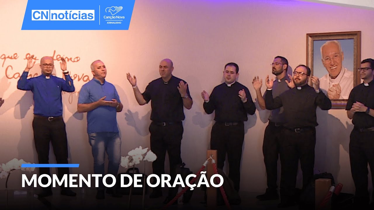 Padres se reúnem em momento de oração no túmulo de Padre Jonas Abib