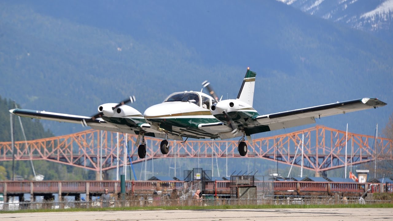 Piper PA-34 Seneca II Approach and Landing