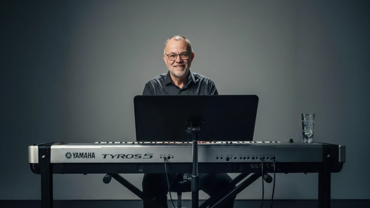 På et tæppe nær ved stranden