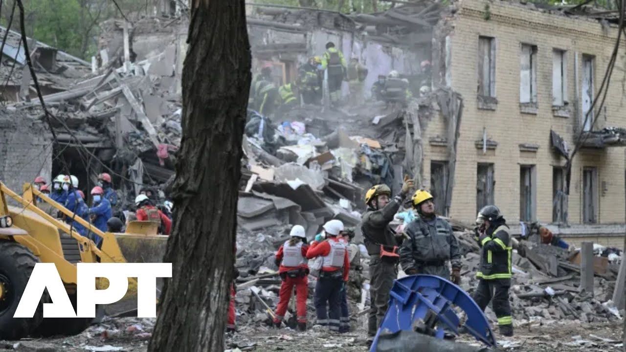 Rescuers Dig Through Rubble After Deadly Russian Strike on Kyiv | Russia Ukraine War | APT