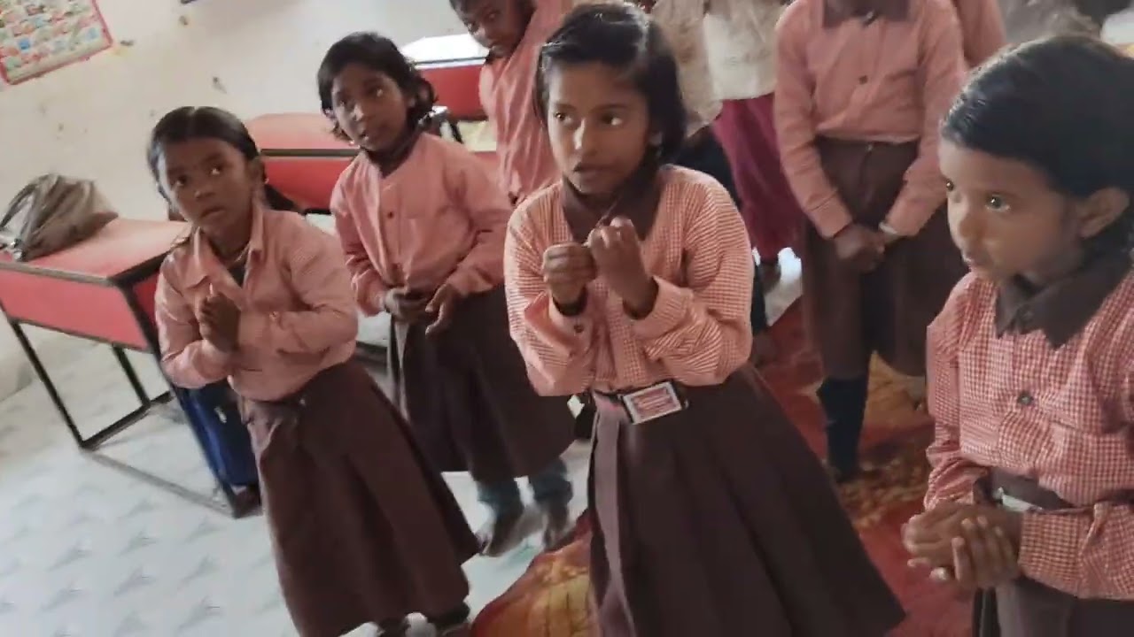 सप्ताह के नामों की समझ बनाने हेतु कक्षा 1 के बच्चों को गतिविधि कराते हुए 🥰