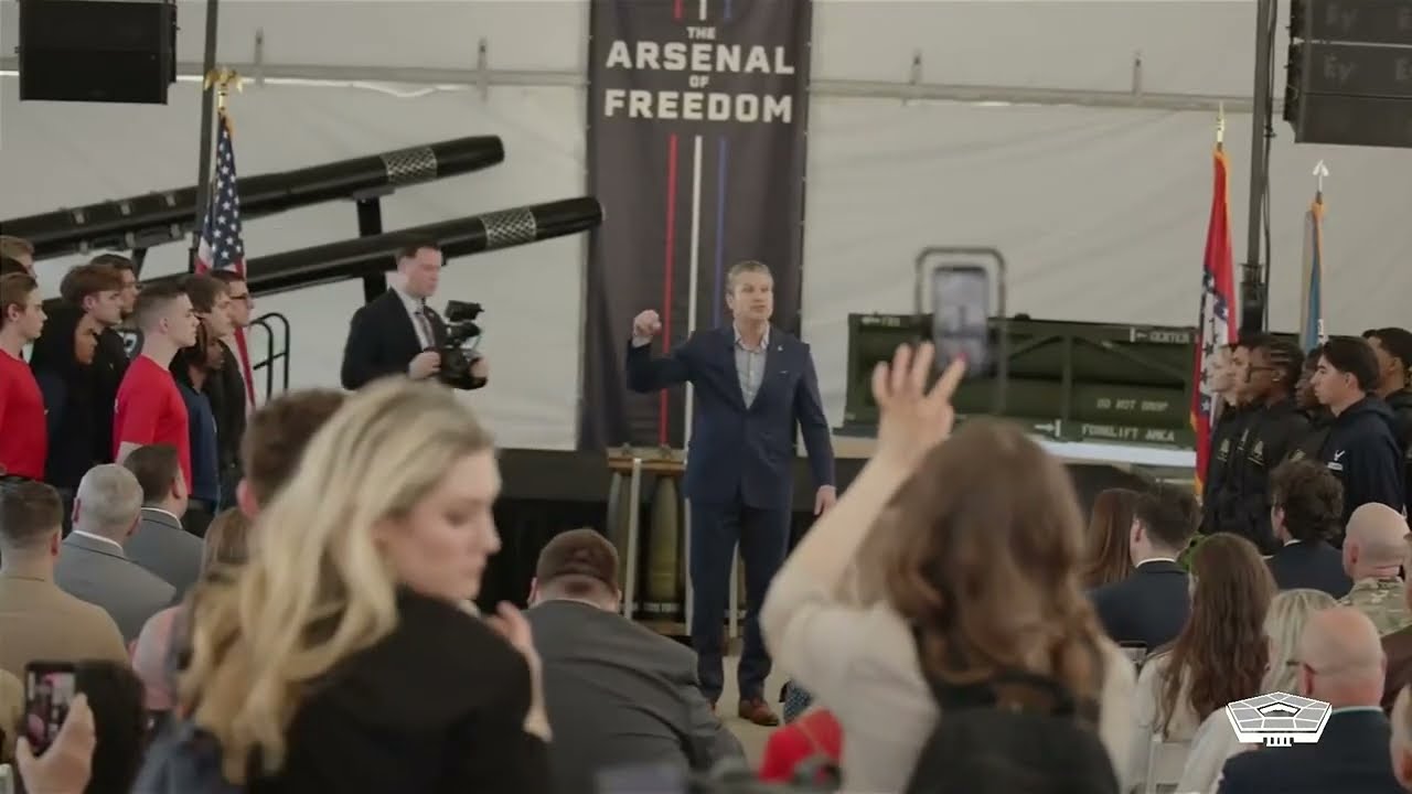 Secretary of War Pete Hegseth Administers the Oath of Enlistment to Recruits in Camden, Ark.