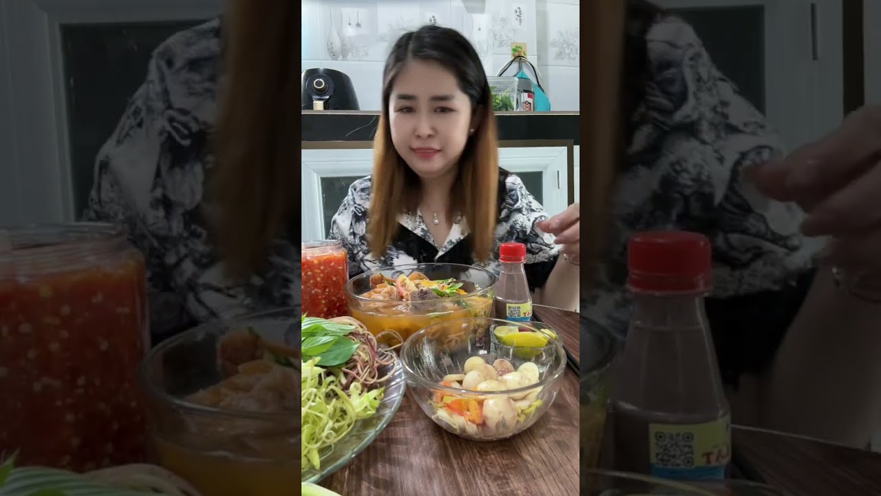 Hôm nay đi Sa Đéc ghé quán quen mua về tô bún riêu cua full topping ăn cho đã thèm 