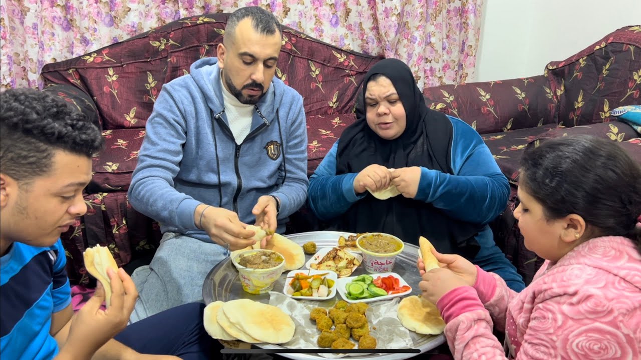 طول النهار في القاهره ولقيت عيالي بيتصلو عليه بيقولوا ياماما احنا جعانين علي ماوصلت كان الفجر اذن ☝️