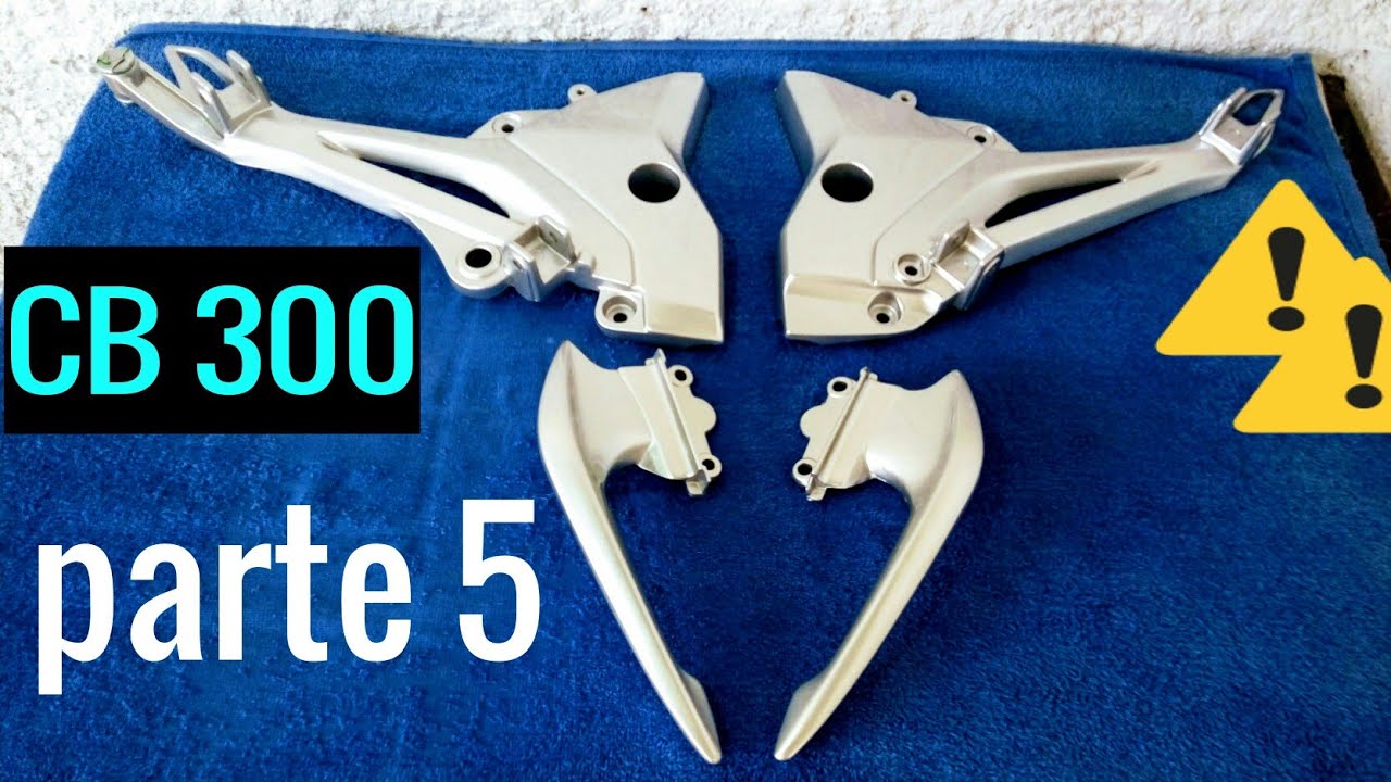 Pintando as peças da moto de  prata brilhante. CB300