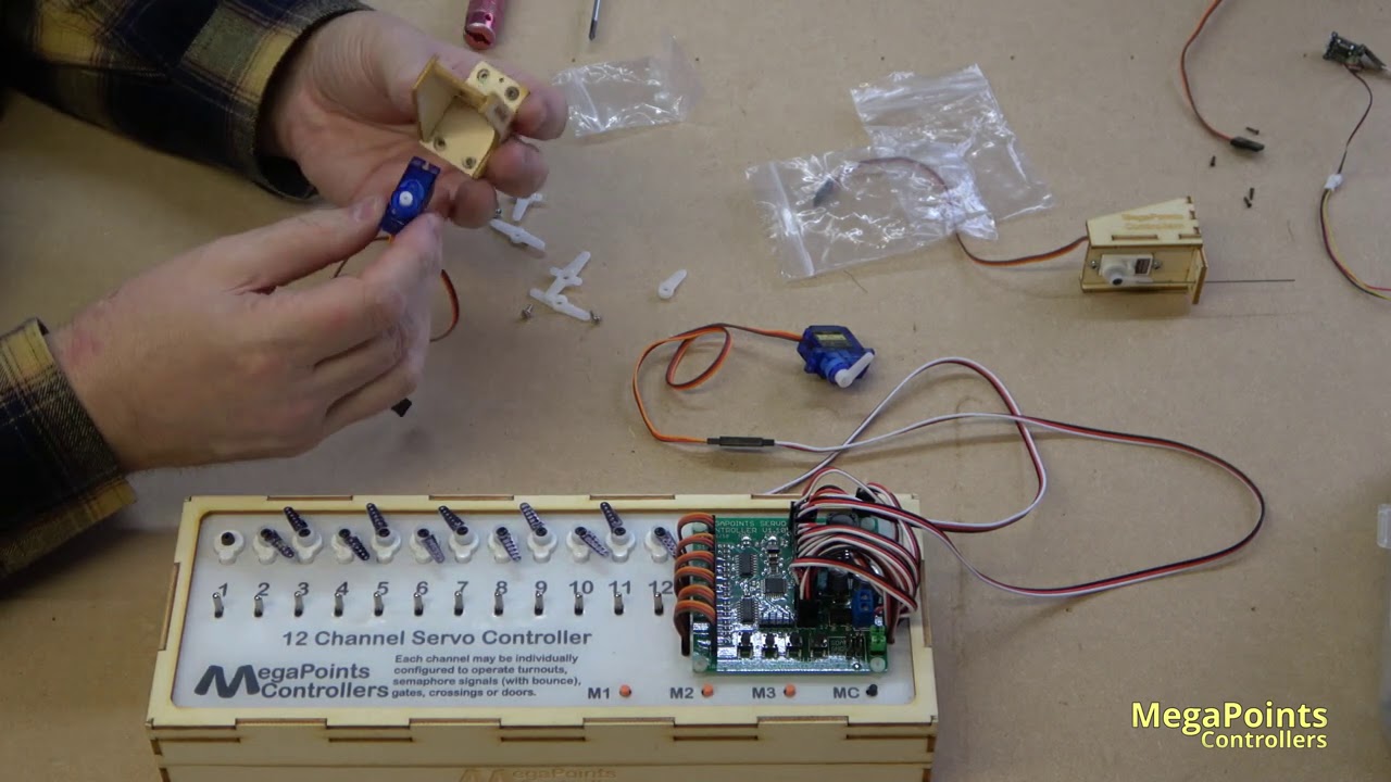 Centring Servos for model railway turnouts
