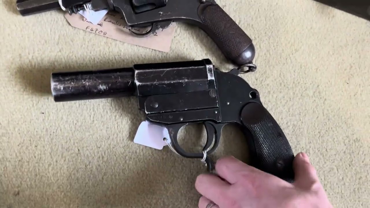Новое деактивированное оружие и военная атрибутика, в том числе пулемет MG34.
