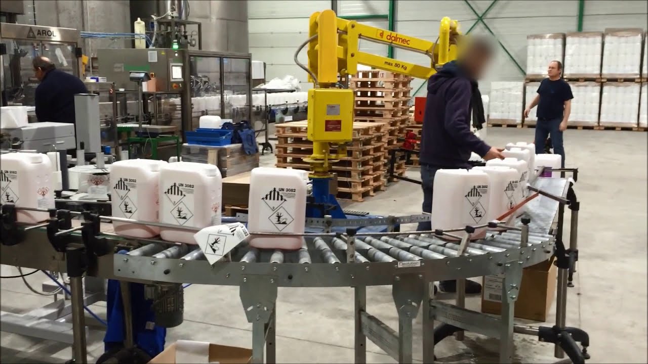 Remplissage vissage étiquetage bidons 20 litres détergent