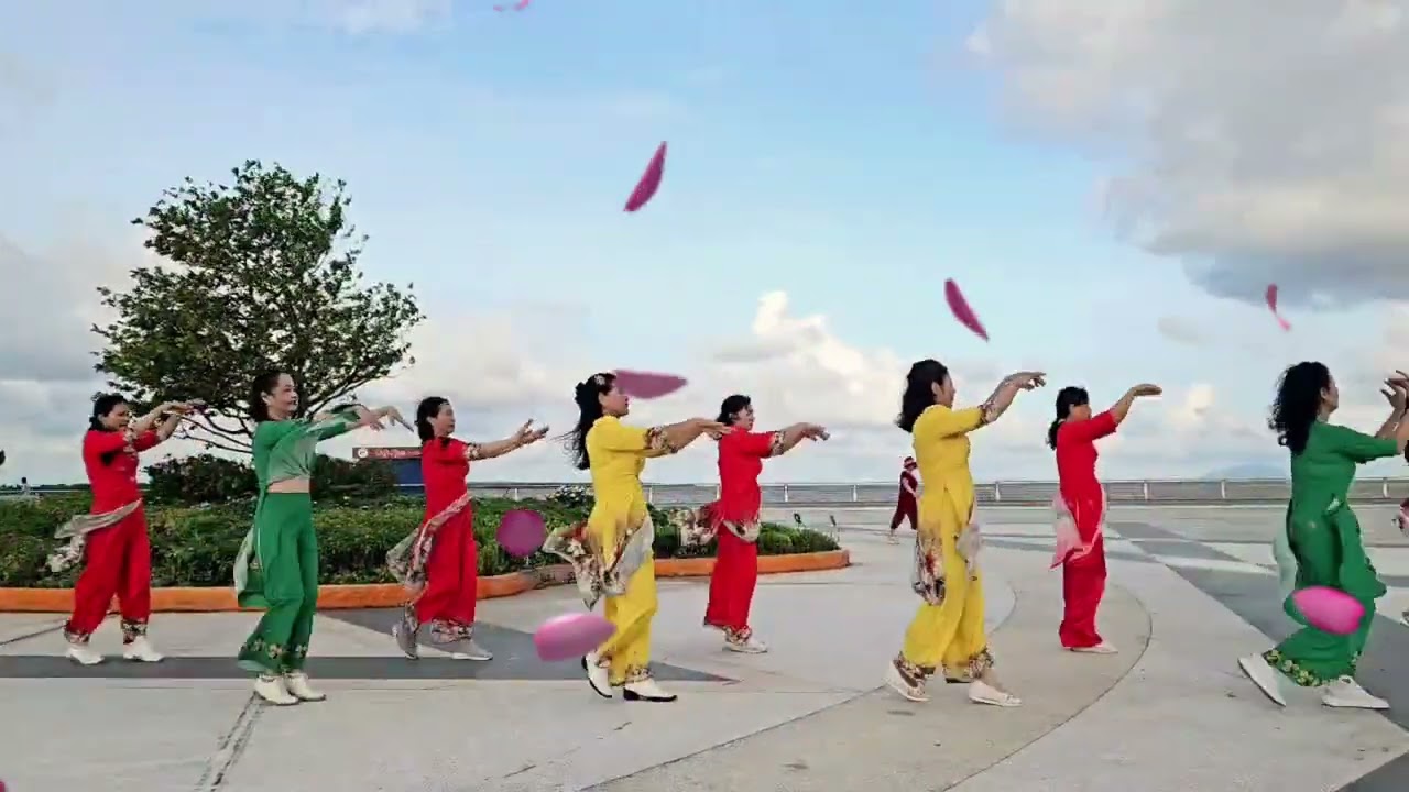 BÀI DÂN VŨ MÙA XUÂN ĐẦU TIÊN - NHÓM VUI KHỎE TRẺ ĐẸP RẠCH GIÁ