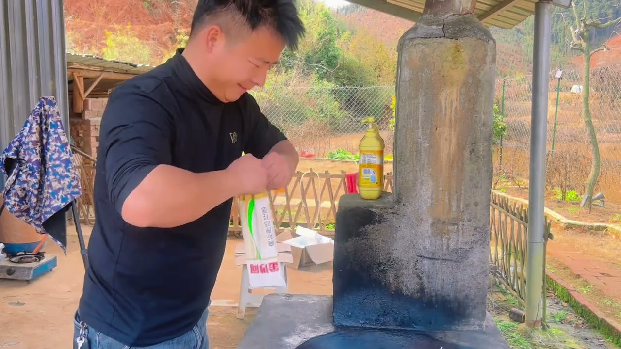 小伙山里养狗，小黑狗被出价1200元，赶紧煮碗面给它补补，太瘦了