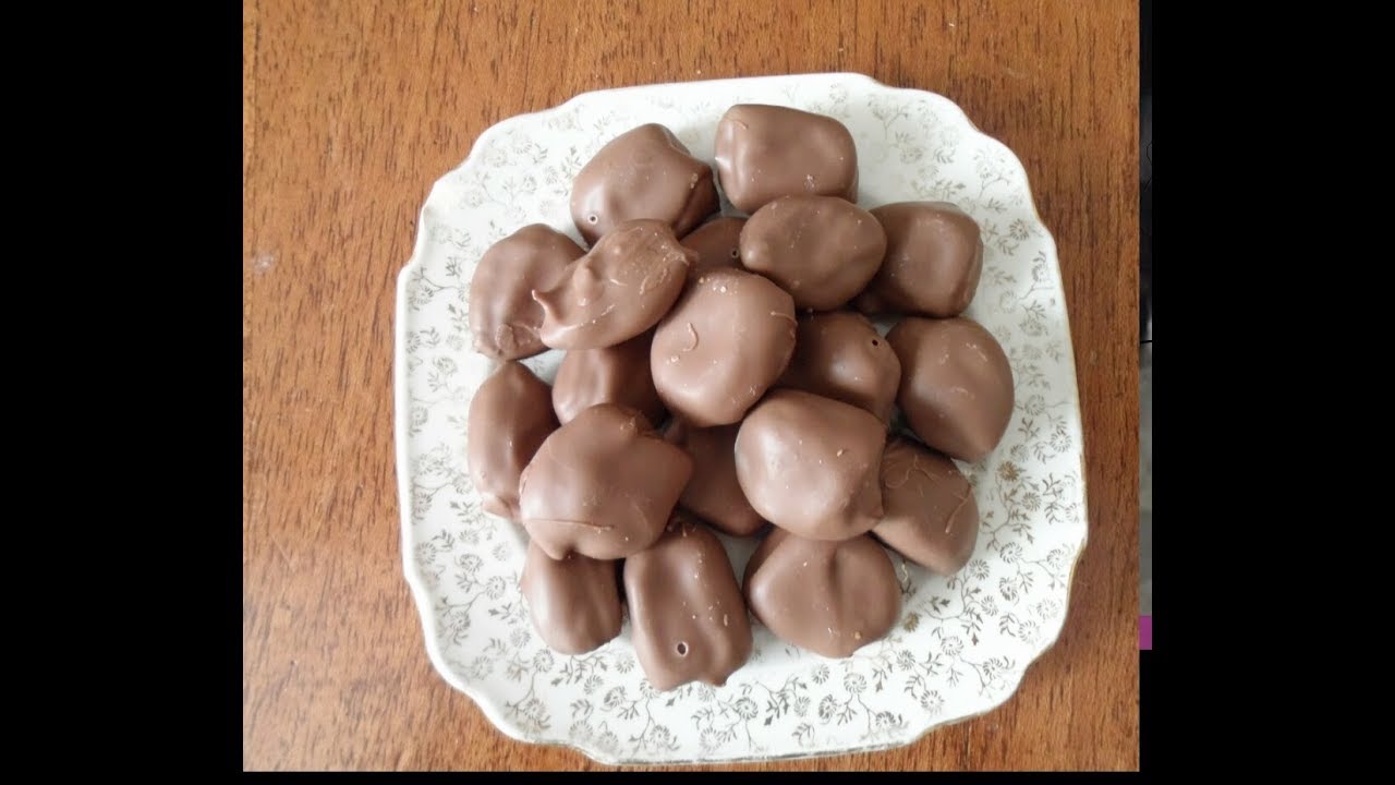 Chocolates rellenos de ciruela con nuez