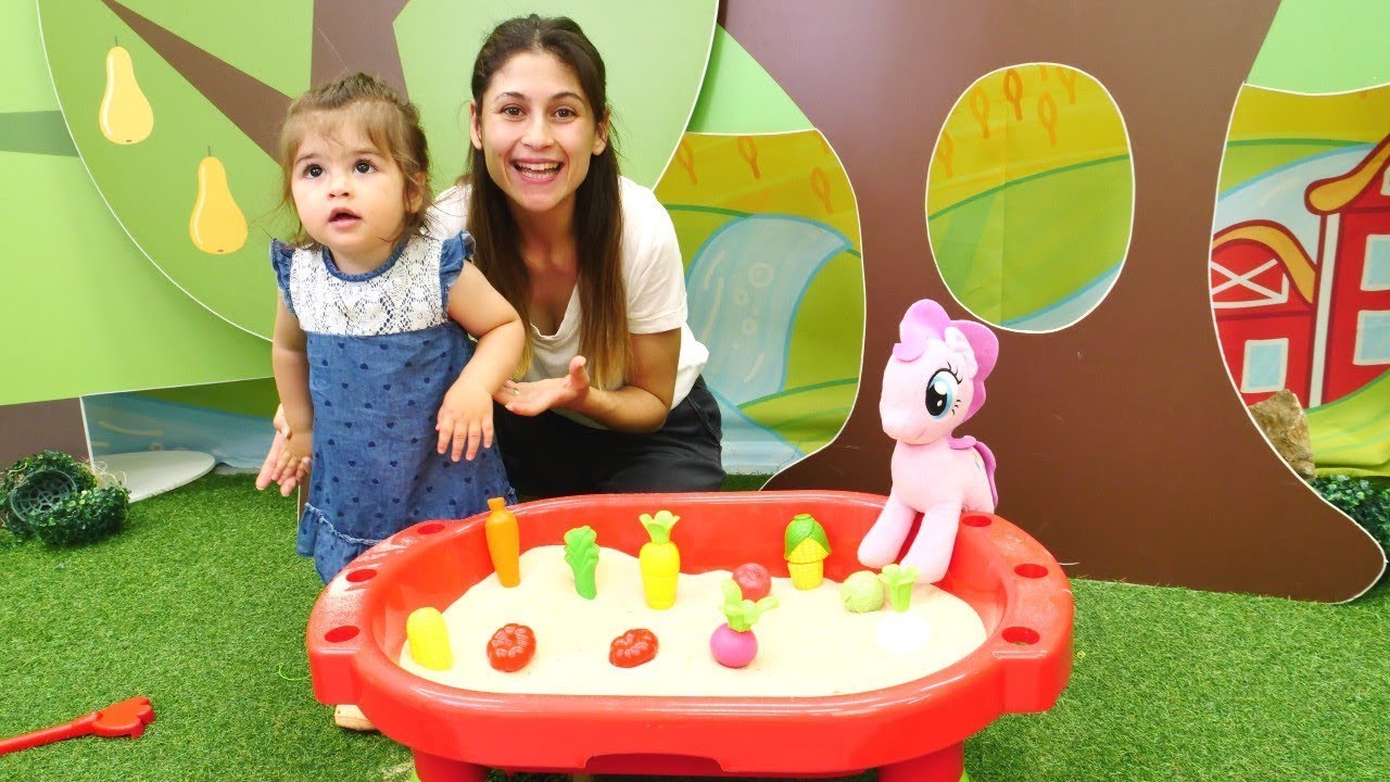Çocuk videosu. Ayşe Defne ile tarlaya sebze ekip Pony'e yemek pişiriyor! Kız oyunları