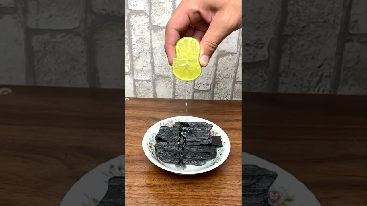 Echa lim&oacute;n sobre el carb&oacute;n y sorpr&eacute;ndete con el resultado.