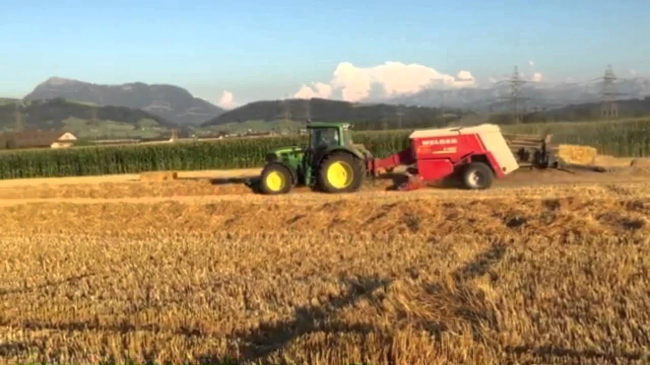 Stroh Quaderballen Pressen mit Welger 4050/John Deere 6630 bei Krummenacher Lohnunternehmen Malters