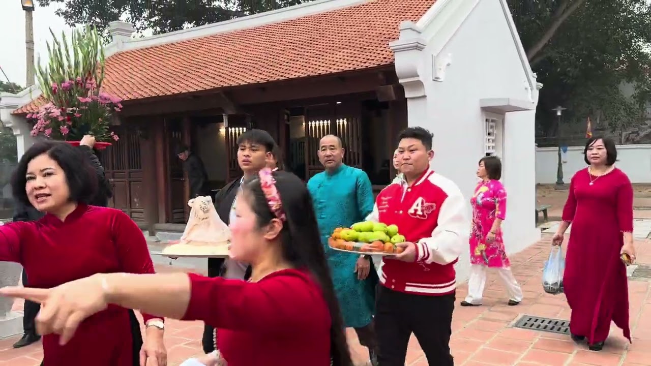 dâng lễ vào đình nhân ngày giỗ thánh