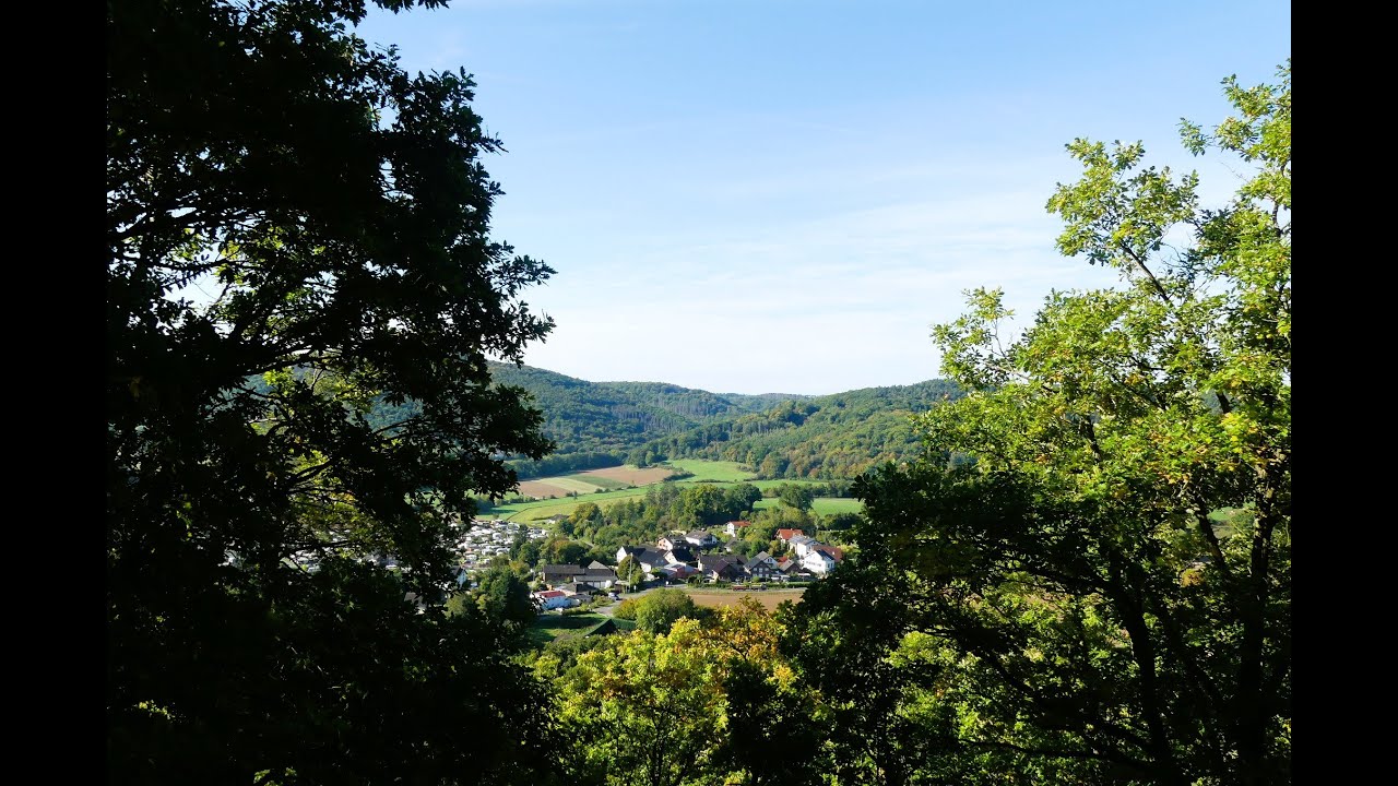 Blick auf das Rurtal in Nideggen und Höhlenfelsen unterhalb der Burg Nideggen