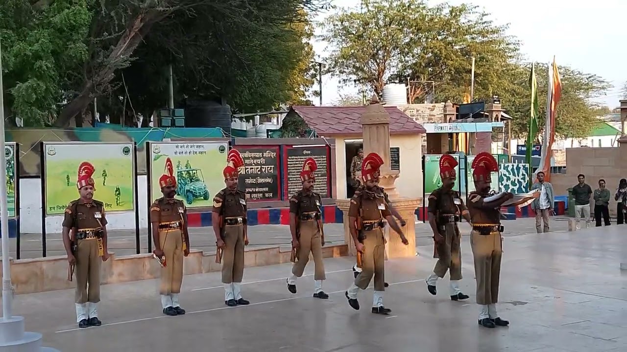 राष्ट्रीय ध्वज को उतारते हुए परेड ,  तनोट माता मंदिर,  जैसलमेर