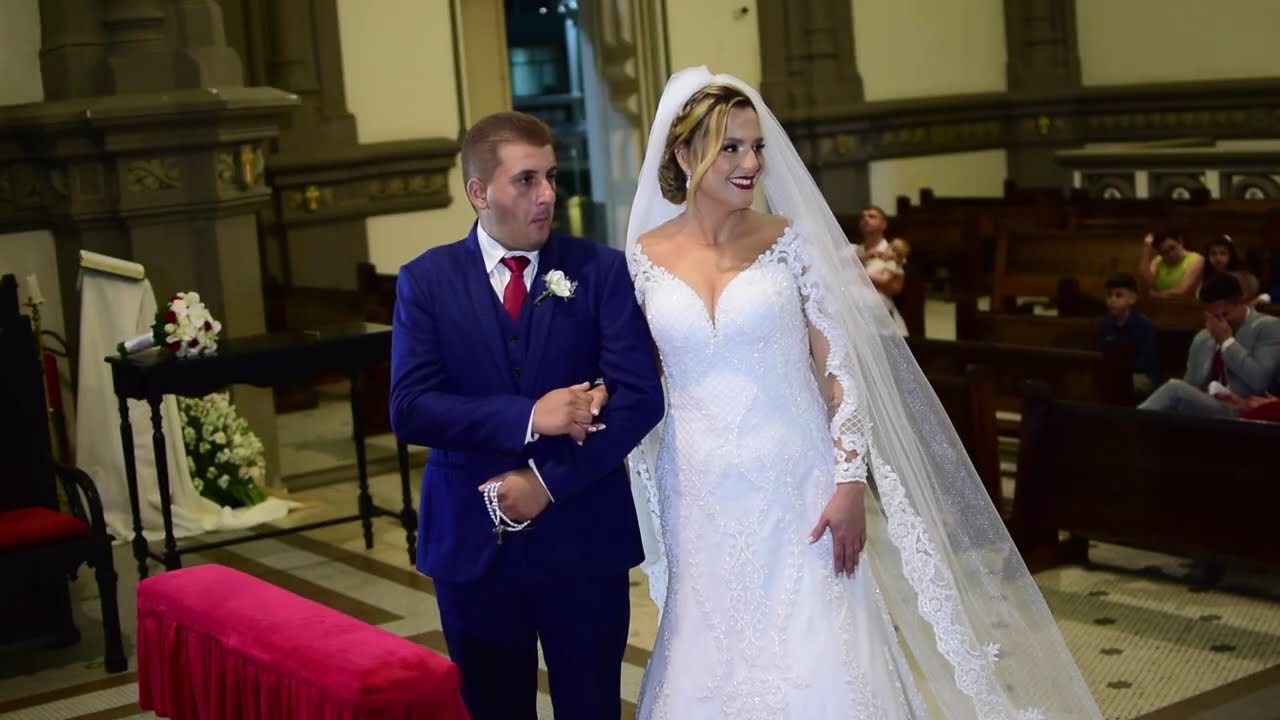 Noiva faz revelação surpreendente na Cerimônia. Pre Casamento Saída Noivos Igreja Catedral antiga.