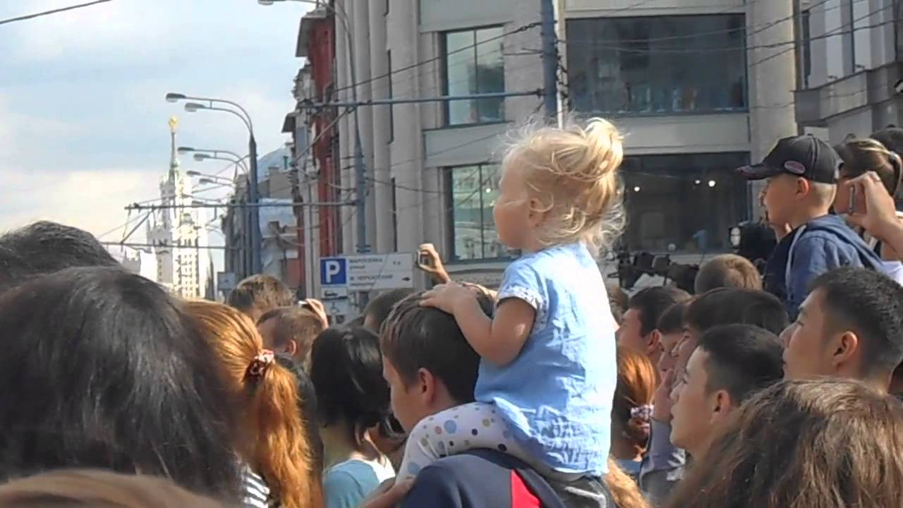 Why dad bald? During entry AKON in Moscow 16.08.2014