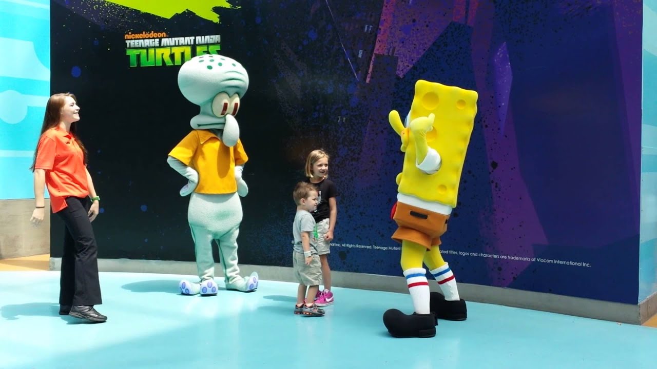 Spongebob Attacked at the Mall of America!!