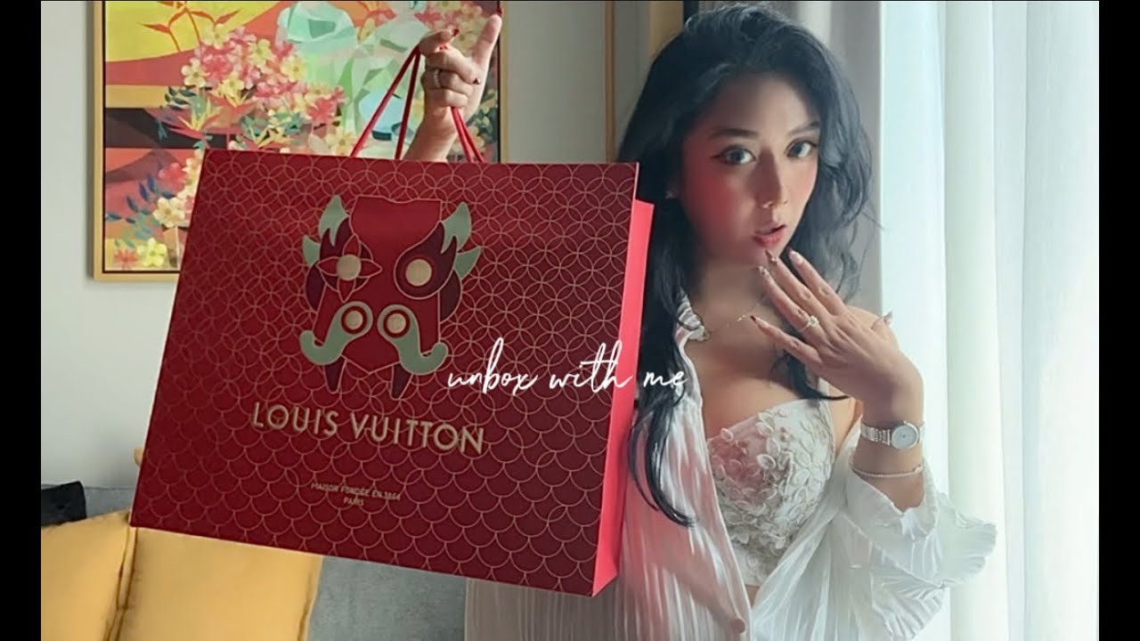 unboxing my very first Louis Vuitton bag!!! OnTheGo East West Monogram Empreinte Leather :-)
