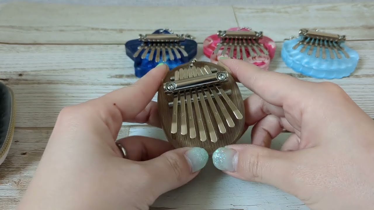 【指で弾くカリンバ開封動画】全4種類！カプセルトイにカリンバが登場！