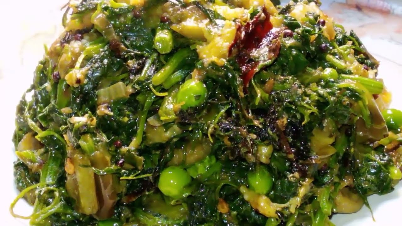 বেগুন আর মটোর দানা দিয়ে বেতুয়া বা বেতো শাক ভাজা এতো টাই টেস্টি যে বারবার বানাতে মন চাইবে 😋