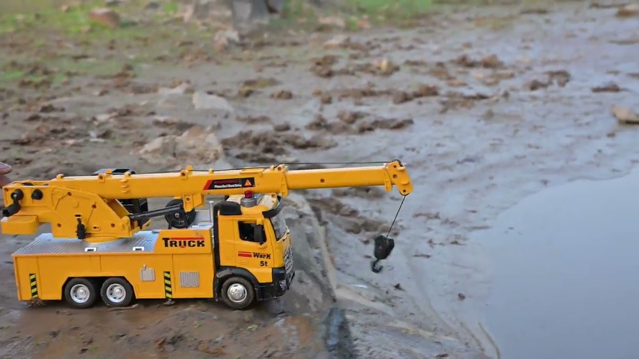 Heavy Duty Toy Crane ने Tractor को पानी से बचाया | Cartoon Video