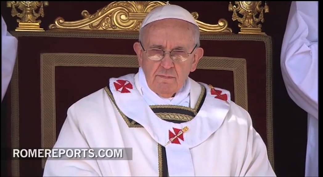 Papa Francisco recibe el anillo de pescador y el palio